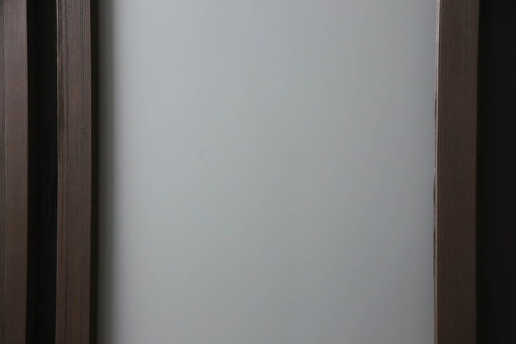 ガラス戸2枚をリペア&カスタム!高さと幅をリサイズし、引手の取り付け位置を調整。吊り戸仕様へ加工し、ガラスは新しくすりガラスに交換。色味は当店商品を参考に着色。(引き戸、建具)