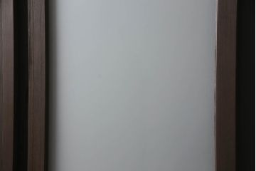 ガラス戸2枚をリペア&カスタム!高さと幅をリサイズし、引手の取り付け位置を調整。吊り戸仕様へ加工し、ガラスは新しくすりガラスに交換。色味は当店商品を参考に着色。(引き戸、建具)