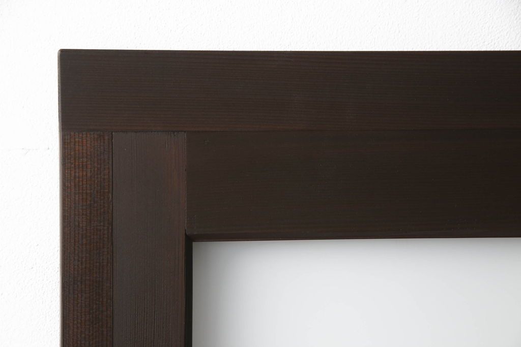 ガラス戸2枚をリペア&カスタム!高さと幅をリサイズし、引手の取り付け位置を調整。吊り戸仕様へ加工し、ガラスは新しくすりガラスに交換。色味は当店商品を参考に着色。(引き戸、建具)