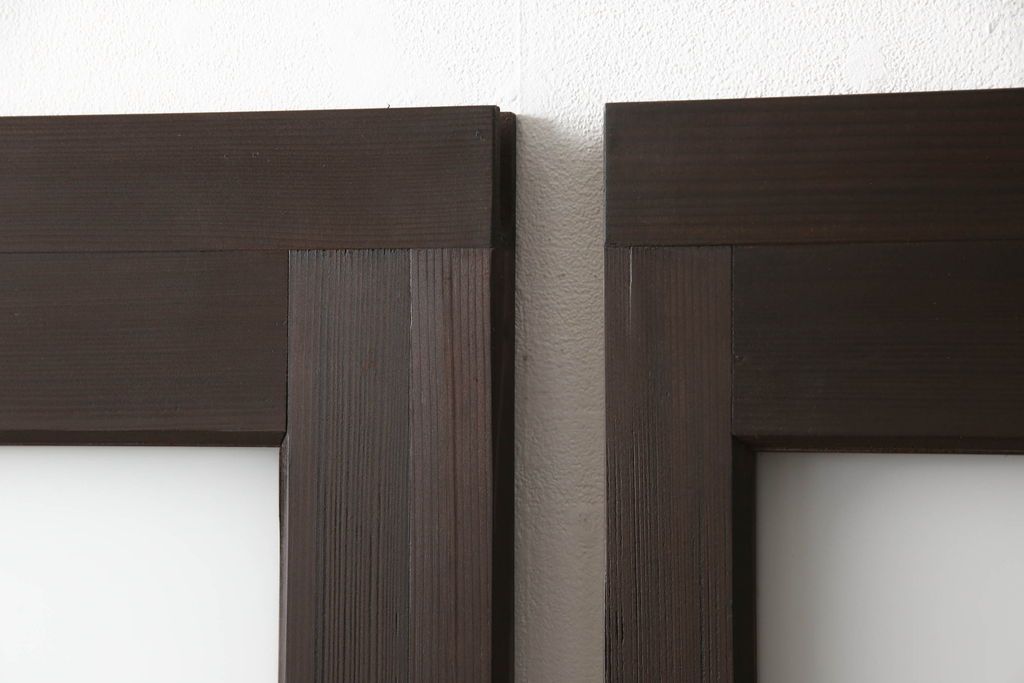 ガラス戸2枚をリペア&カスタム!高さと幅をリサイズし、引手の取り付け位置を調整。吊り戸仕様へ加工し、ガラスは新しくすりガラスに交換。色味は当店商品を参考に着色。(引き戸、建具)