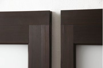 ガラス戸2枚をリペア&カスタム!高さと幅をリサイズし、引手の取り付け位置を調整。吊り戸仕様へ加工し、ガラスは新しくすりガラスに交換。色味は当店商品を参考に着色。(引き戸、建具)