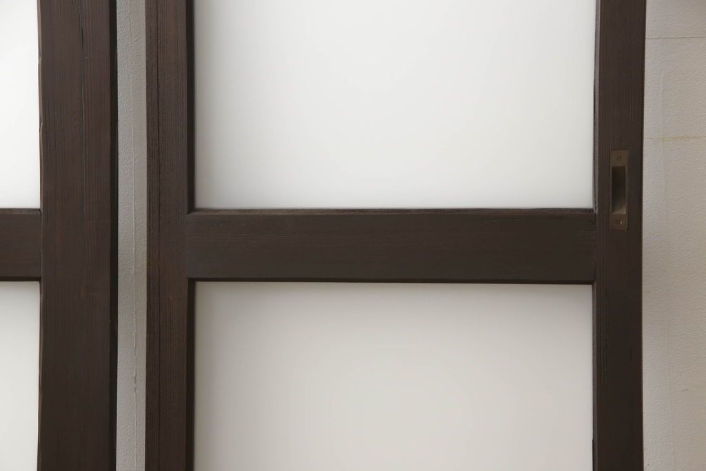 ガラス戸2枚をリペア&カスタム!高さと幅をリサイズし、引手の取り付け位置を調整。吊り戸仕様へ加工し、ガラスは新しくすりガラスに交換。色味は当店商品を参考に着色。(引き戸、建具)