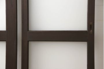 ガラス戸2枚をリペア&カスタム!高さと幅をリサイズし、引手の取り付け位置を調整。吊り戸仕様へ加工し、ガラスは新しくすりガラスに交換。色味は当店商品を参考に着色。(引き戸、建具)