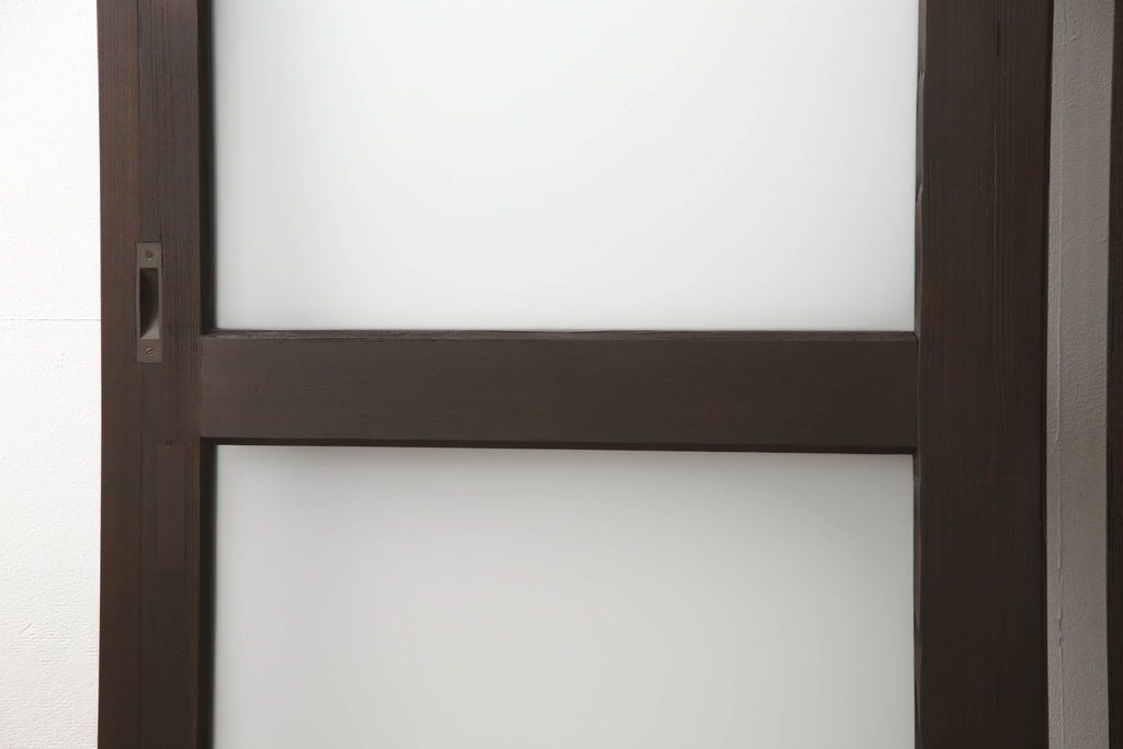 ガラス戸2枚をリペア&カスタム!高さと幅をリサイズし、引手の取り付け位置を調整。吊り戸仕様へ加工し、ガラスは新しくすりガラスに交換。色味は当店商品を参考に着色。(引き戸、建具)