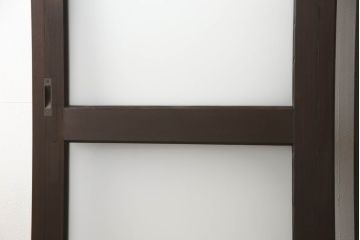 ガラス戸2枚をリペア&カスタム!高さと幅をリサイズし、引手の取り付け位置を調整。吊り戸仕様へ加工し、ガラスは新しくすりガラスに交換。色味は当店商品を参考に着色。(引き戸、建具)