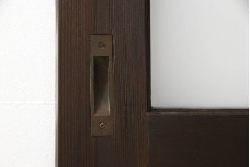 ガラス戸2枚をリペア&カスタム!高さと幅をリサイズし、引手の取り付け位置を調整。吊り戸仕様へ加工し、ガラスは新しくすりガラスに交換。色味は当店商品を参考に着色。(引き戸、建具)