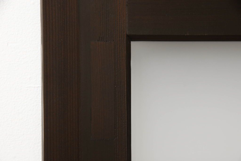 ガラス戸2枚をリペア&カスタム!高さと幅をリサイズし、引手の取り付け位置を調整。吊り戸仕様へ加工し、ガラスは新しくすりガラスに交換。色味は当店商品を参考に着色。(引き戸、建具)