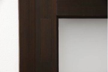 ガラス戸2枚をリペア&カスタム!高さと幅をリサイズし、引手の取り付け位置を調整。吊り戸仕様へ加工し、ガラスは新しくすりガラスに交換。色味は当店商品を参考に着色。(引き戸、建具)