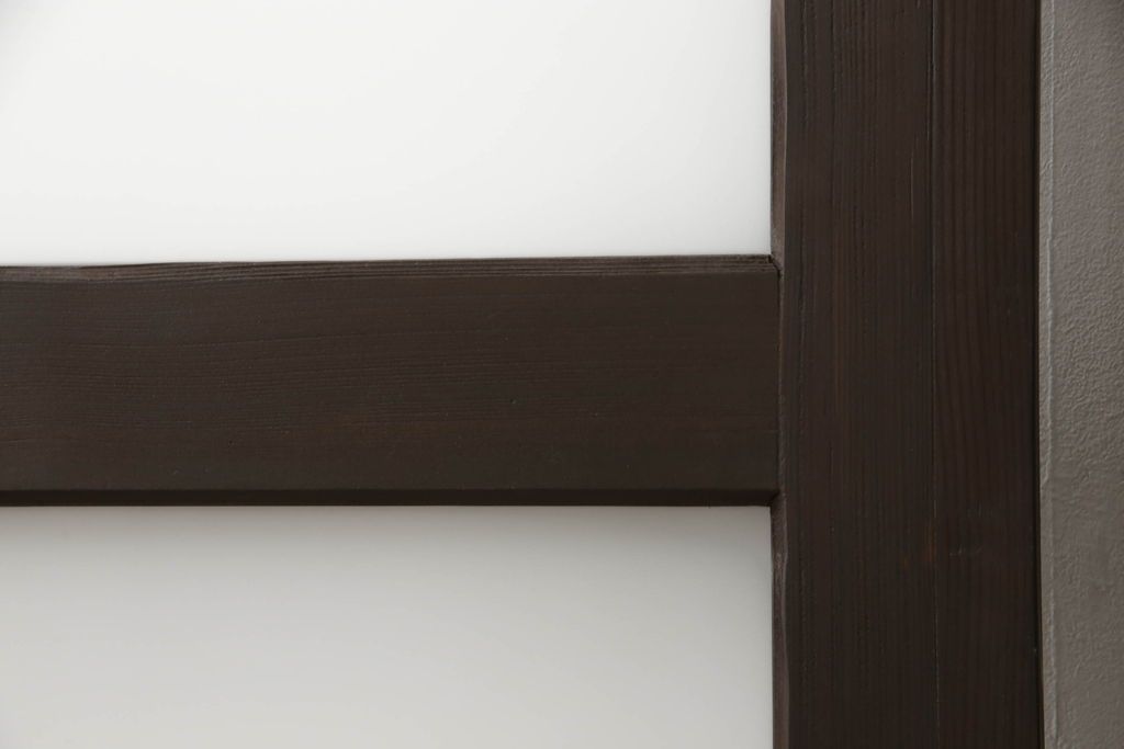 ガラス戸2枚をリペア&カスタム!高さと幅をリサイズし、引手の取り付け位置を調整。吊り戸仕様へ加工し、ガラスは新しくすりガラスに交換。色味は当店商品を参考に着色。(引き戸、建具)