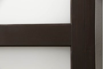 ガラス戸2枚をリペア&カスタム!高さと幅をリサイズし、引手の取り付け位置を調整。吊り戸仕様へ加工し、ガラスは新しくすりガラスに交換。色味は当店商品を参考に着色。(引き戸、建具)