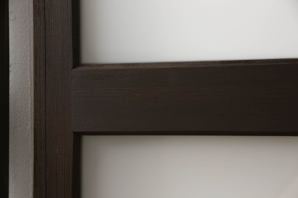 ガラス戸2枚をリペア&カスタム!高さと幅をリサイズし、引手の取り付け位置を調整。吊り戸仕様へ加工し、ガラスは新しくすりガラスに交換。色味は当店商品を参考に着色。(引き戸、建具)