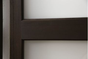 ガラス戸2枚をリペア&カスタム!高さと幅をリサイズし、引手の取り付け位置を調整。吊り戸仕様へ加工し、ガラスは新しくすりガラスに交換。色味は当店商品を参考に着色。(引き戸、建具)