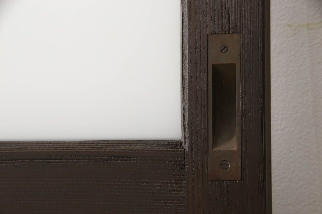 ガラス戸2枚をリペア&カスタム!高さと幅をリサイズし、引手の取り付け位置を調整。吊り戸仕様へ加工し、ガラスは新しくすりガラスに交換。色味は当店商品を参考に着色。(引き戸、建具)