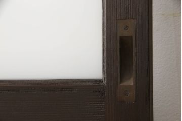 ガラス戸2枚をリペア&カスタム!高さと幅をリサイズし、引手の取り付け位置を調整。吊り戸仕様へ加工し、ガラスは新しくすりガラスに交換。色味は当店商品を参考に着色。(引き戸、建具)