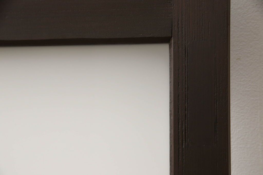 ガラス戸2枚をリペア&カスタム!高さと幅をリサイズし、引手の取り付け位置を調整。吊り戸仕様へ加工し、ガラスは新しくすりガラスに交換。色味は当店商品を参考に着色。(引き戸、建具)