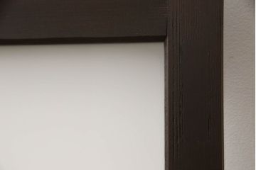 ガラス戸2枚をリペア&カスタム!高さと幅をリサイズし、引手の取り付け位置を調整。吊り戸仕様へ加工し、ガラスは新しくすりガラスに交換。色味は当店商品を参考に着色。(引き戸、建具)