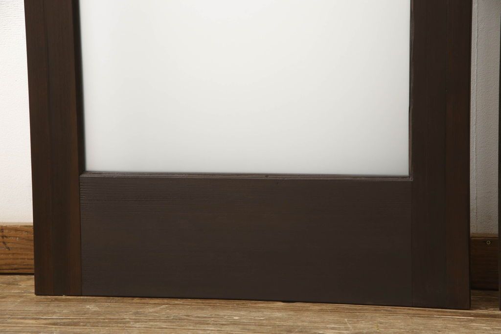 ガラス戸2枚をリペア&カスタム!高さと幅をリサイズし、引手の取り付け位置を調整。吊り戸仕様へ加工し、ガラスは新しくすりガラスに交換。色味は当店商品を参考に着色。(引き戸、建具)