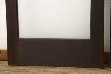 ガラス戸2枚をリペア&カスタム!高さと幅をリサイズし、引手の取り付け位置を調整。吊り戸仕様へ加工し、ガラスは新しくすりガラスに交換。色味は当店商品を参考に着色。(引き戸、建具)