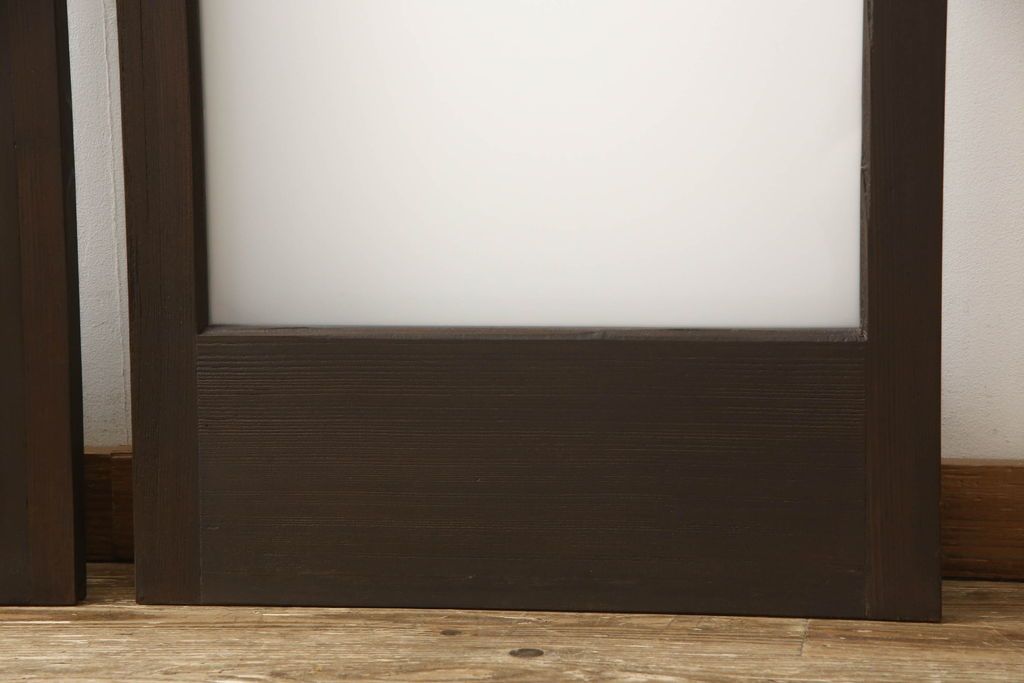 ガラス戸2枚をリペア&カスタム!高さと幅をリサイズし、引手の取り付け位置を調整。吊り戸仕様へ加工し、ガラスは新しくすりガラスに交換。色味は当店商品を参考に着色。(引き戸、建具)