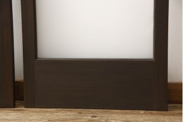 ガラス戸2枚をリペア&カスタム!高さと幅をリサイズし、引手の取り付け位置を調整。吊り戸仕様へ加工し、ガラスは新しくすりガラスに交換。色味は当店商品を参考に着色。(引き戸、建具)