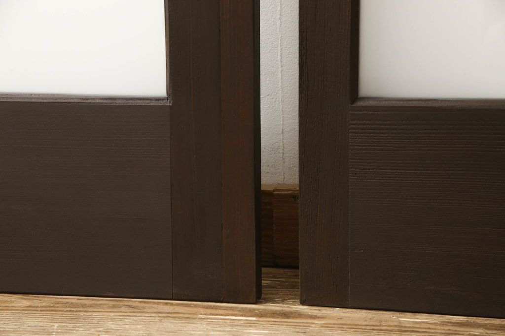 ガラス戸2枚をリペア&カスタム!高さと幅をリサイズし、引手の取り付け位置を調整。吊り戸仕様へ加工し、ガラスは新しくすりガラスに交換。色味は当店商品を参考に着色。(引き戸、建具)