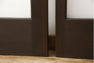 ガラス戸2枚をリペア&カスタム!高さと幅をリサイズし、引手の取り付け位置を調整。吊り戸仕様へ加工し、ガラスは新しくすりガラスに交換。色味は当店商品を参考に着色。(引き戸、建具)