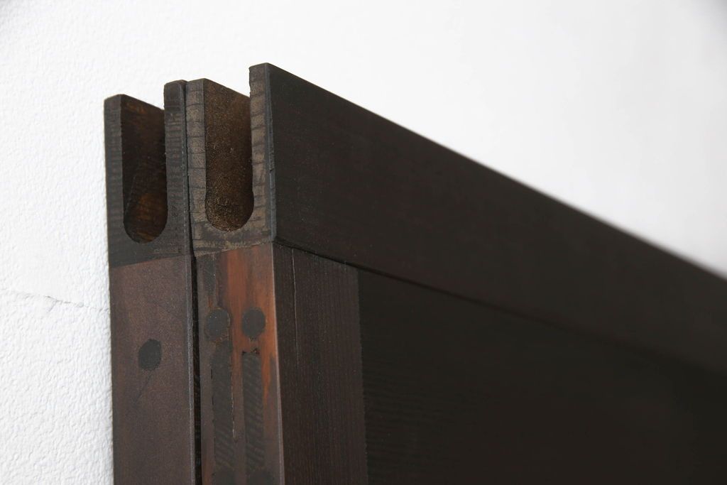 ガラス戸2枚をリペア&カスタム!高さと幅をリサイズし、引手の取り付け位置を調整。吊り戸仕様へ加工し、ガラスは新しくすりガラスに交換。色味は当店商品を参考に着色。(引き戸、建具)