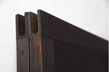 ガラス戸2枚をリペア&カスタム!高さと幅をリサイズし、引手の取り付け位置を調整。吊り戸仕様へ加工し、ガラスは新しくすりガラスに交換。色味は当店商品を参考に着色。(引き戸、建具)