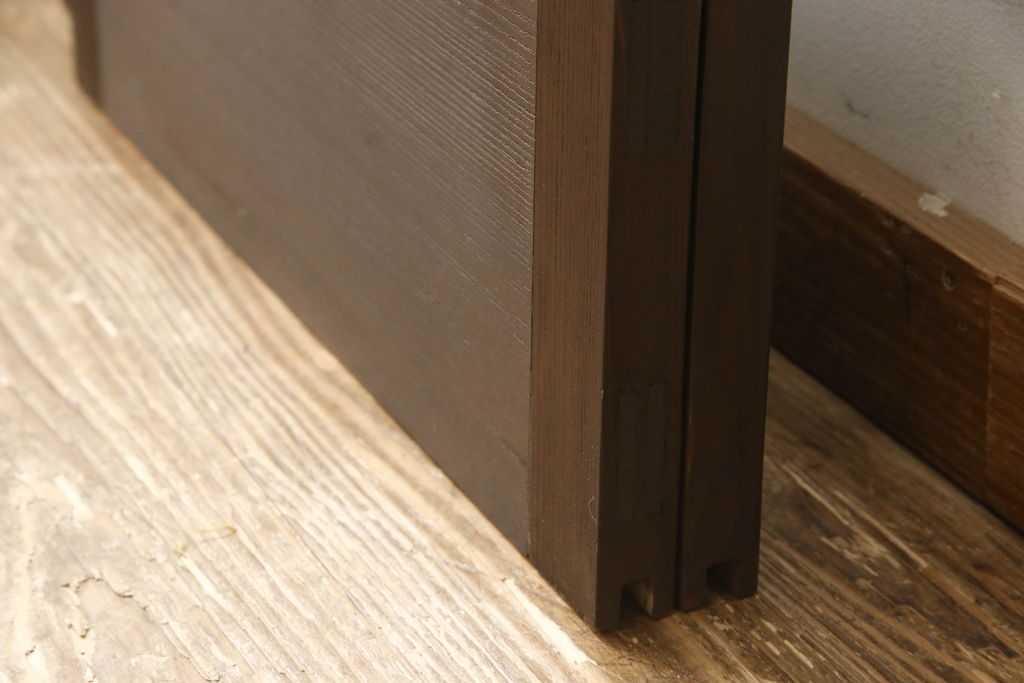 ガラス戸2枚をリペア&カスタム!高さと幅をリサイズし、引手の取り付け位置を調整。吊り戸仕様へ加工し、ガラスは新しくすりガラスに交換。色味は当店商品を参考に着色。(引き戸、建具)