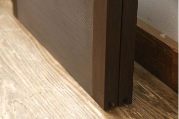 ガラス戸2枚をリペア&カスタム!高さと幅をリサイズし、引手の取り付け位置を調整。吊り戸仕様へ加工し、ガラスは新しくすりガラスに交換。色味は当店商品を参考に着色。(引き戸、建具)