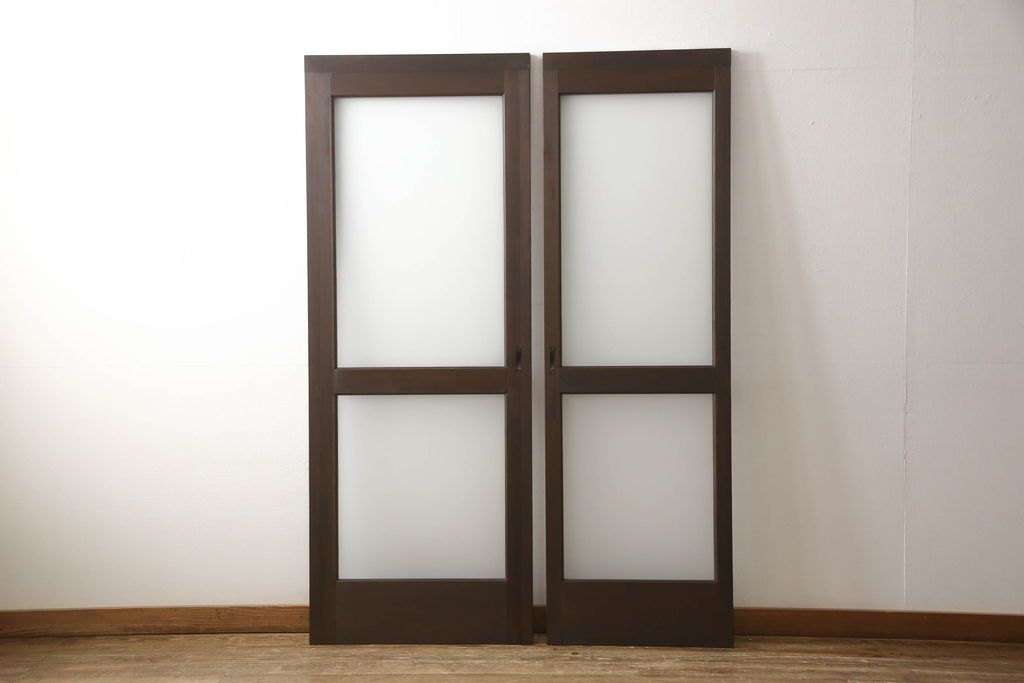 ガラス戸2枚をリペア&カスタム!高さと幅をリサイズし、引手の取り付け位置を調整。吊り戸仕様へ加工し、ガラスは新しくすりガラスに交換。色味は当店商品を参考に着色。(引き戸、建具)