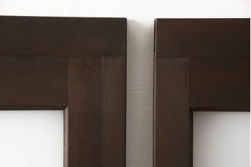 ガラス戸2枚をリペア&カスタム!高さと幅をリサイズし、引手の取り付け位置を調整。吊り戸仕様へ加工し、ガラスは新しくすりガラスに交換。色味は当店商品を参考に着色。(引き戸、建具)