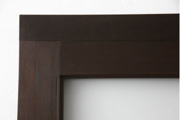 ガラス戸2枚をリペア&カスタム!高さと幅をリサイズし、引手の取り付け位置を調整。吊り戸仕様へ加工し、ガラスは新しくすりガラスに交換。色味は当店商品を参考に着色。(引き戸、建具)