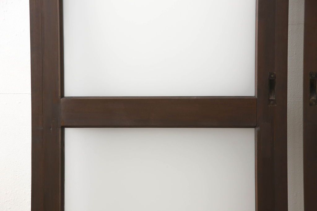 ガラス戸2枚をリペア&カスタム!高さと幅をリサイズし、引手の取り付け位置を調整。吊り戸仕様へ加工し、ガラスは新しくすりガラスに交換。色味は当店商品を参考に着色。(引き戸、建具)