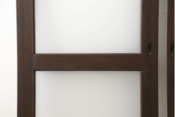 ガラス戸2枚をリペア&カスタム!高さと幅をリサイズし、引手の取り付け位置を調整。吊り戸仕様へ加工し、ガラスは新しくすりガラスに交換。色味は当店商品を参考に着色。(引き戸、建具)