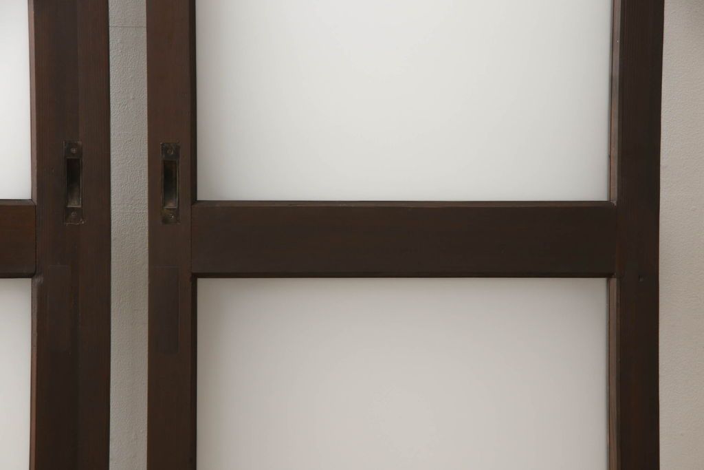 ガラス戸2枚をリペア&カスタム!高さと幅をリサイズし、引手の取り付け位置を調整。吊り戸仕様へ加工し、ガラスは新しくすりガラスに交換。色味は当店商品を参考に着色。(引き戸、建具)