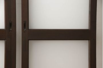 ガラス戸2枚をリペア&カスタム!高さと幅をリサイズし、引手の取り付け位置を調整。吊り戸仕様へ加工し、ガラスは新しくすりガラスに交換。色味は当店商品を参考に着色。(引き戸、建具)