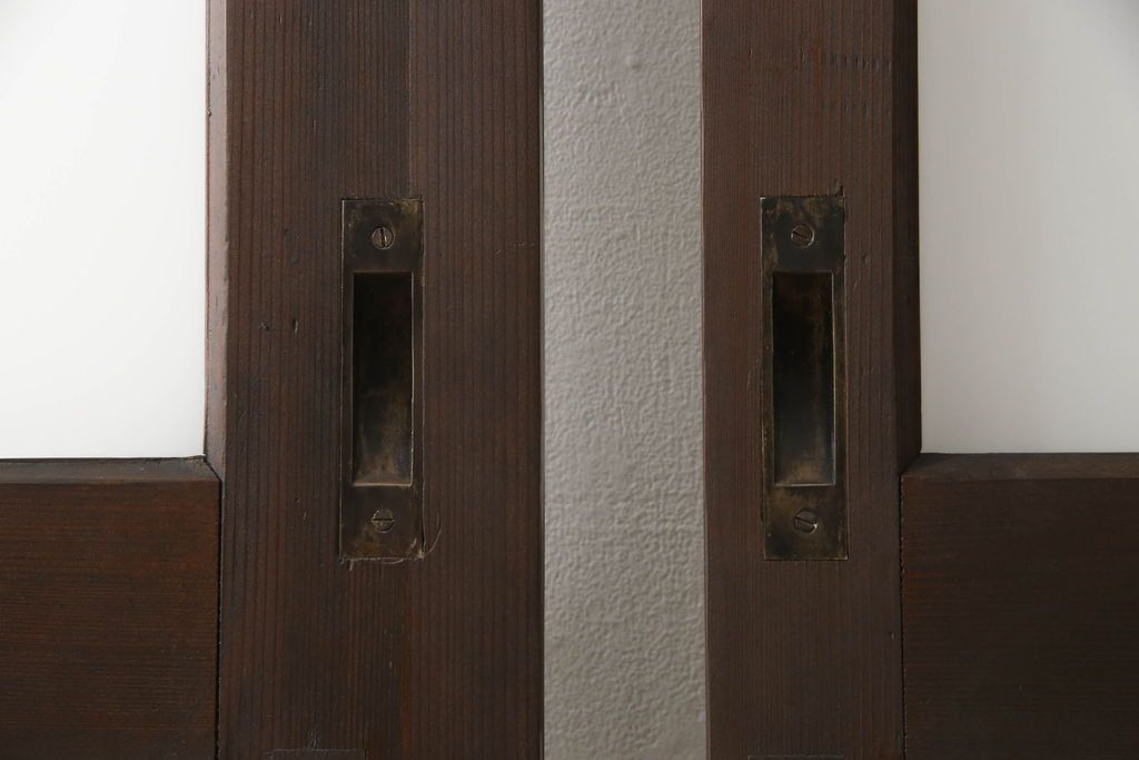 ガラス戸2枚をリペア&カスタム!高さと幅をリサイズし、引手の取り付け位置を調整。吊り戸仕様へ加工し、ガラスは新しくすりガラスに交換。色味は当店商品を参考に着色。(引き戸、建具)