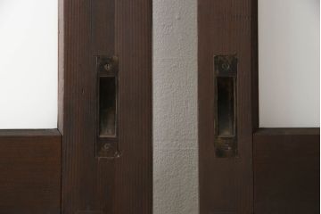 ガラス戸2枚をリペア&カスタム!高さと幅をリサイズし、引手の取り付け位置を調整。吊り戸仕様へ加工し、ガラスは新しくすりガラスに交換。色味は当店商品を参考に着色。(引き戸、建具)