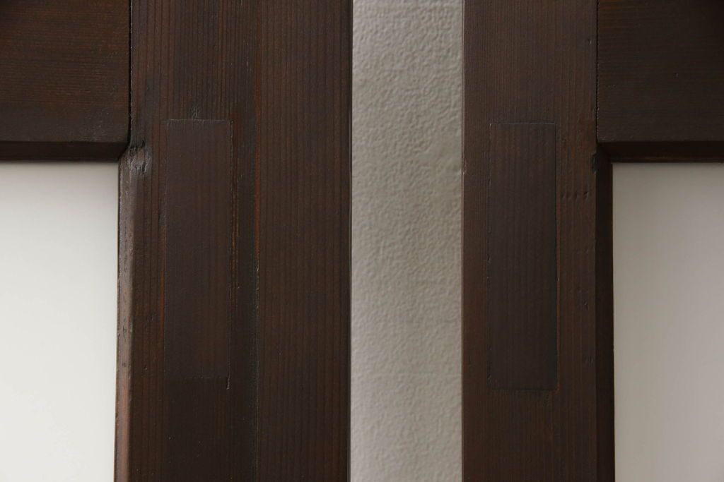 ガラス戸2枚をリペア&カスタム!高さと幅をリサイズし、引手の取り付け位置を調整。吊り戸仕様へ加工し、ガラスは新しくすりガラスに交換。色味は当店商品を参考に着色。(引き戸、建具)