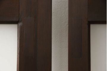 ガラス戸2枚をリペア&カスタム!高さと幅をリサイズし、引手の取り付け位置を調整。吊り戸仕様へ加工し、ガラスは新しくすりガラスに交換。色味は当店商品を参考に着色。(引き戸、建具)