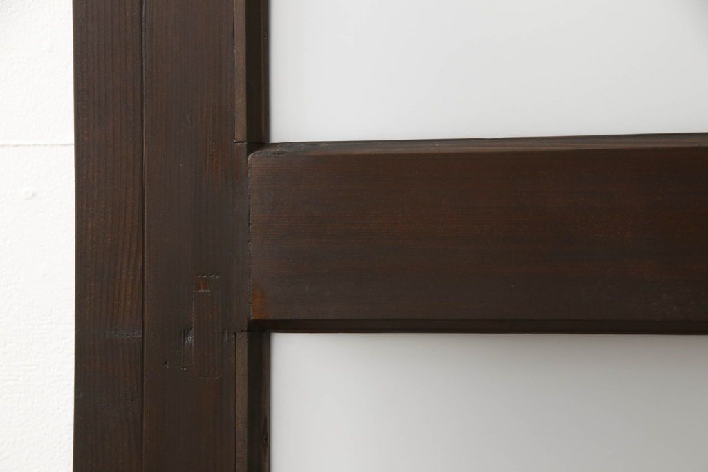 ガラス戸2枚をリペア&カスタム!高さと幅をリサイズし、引手の取り付け位置を調整。吊り戸仕様へ加工し、ガラスは新しくすりガラスに交換。色味は当店商品を参考に着色。(引き戸、建具)