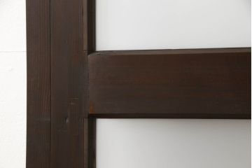 ガラス戸2枚をリペア&カスタム!高さと幅をリサイズし、引手の取り付け位置を調整。吊り戸仕様へ加工し、ガラスは新しくすりガラスに交換。色味は当店商品を参考に着色。(引き戸、建具)