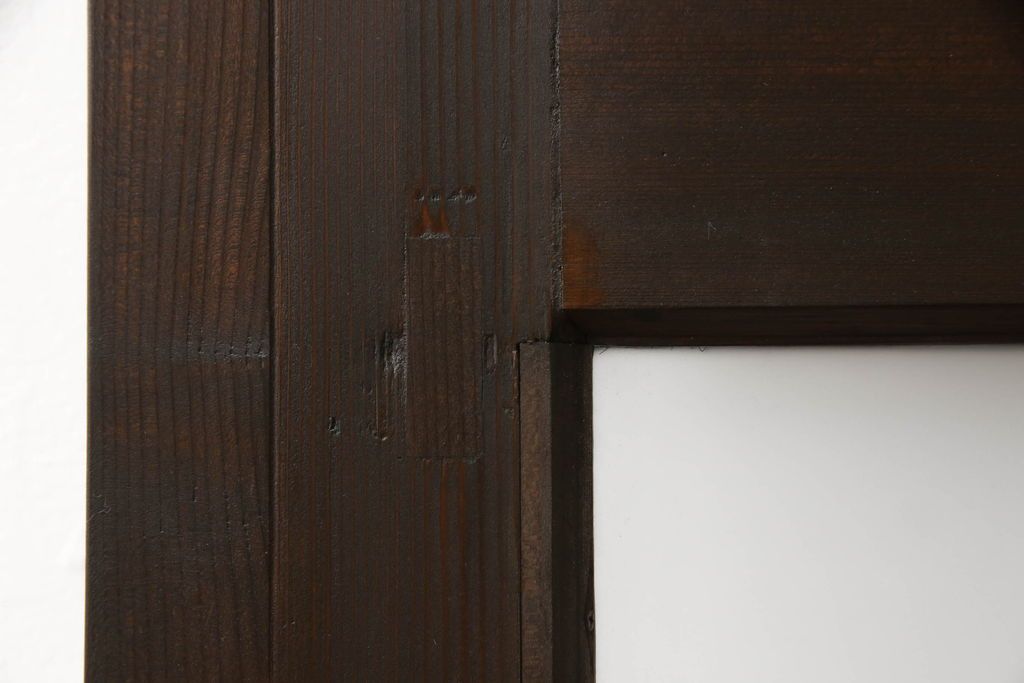 ガラス戸2枚をリペア&カスタム!高さと幅をリサイズし、引手の取り付け位置を調整。吊り戸仕様へ加工し、ガラスは新しくすりガラスに交換。色味は当店商品を参考に着色。(引き戸、建具)