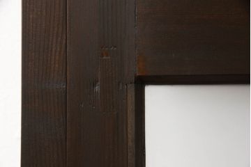 ガラス戸2枚をリペア&カスタム!高さと幅をリサイズし、引手の取り付け位置を調整。吊り戸仕様へ加工し、ガラスは新しくすりガラスに交換。色味は当店商品を参考に着色。(引き戸、建具)