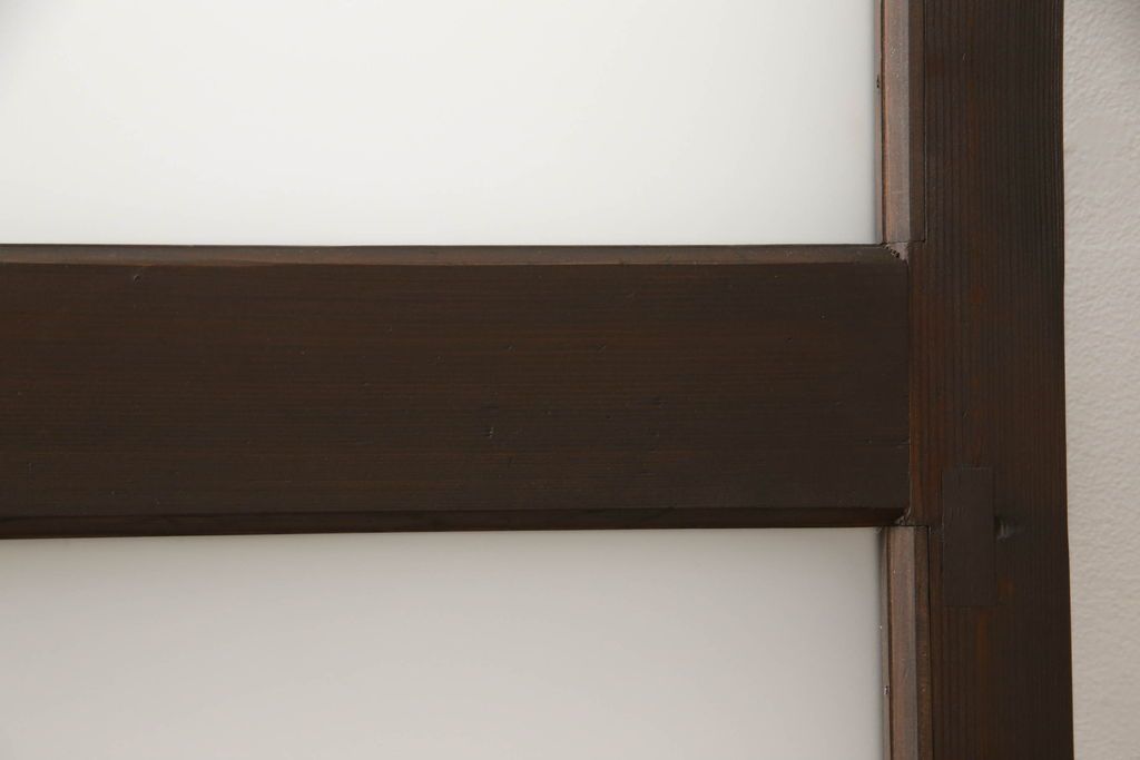 ガラス戸2枚をリペア&カスタム!高さと幅をリサイズし、引手の取り付け位置を調整。吊り戸仕様へ加工し、ガラスは新しくすりガラスに交換。色味は当店商品を参考に着色。(引き戸、建具)