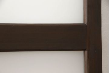 ガラス戸2枚をリペア&カスタム!高さと幅をリサイズし、引手の取り付け位置を調整。吊り戸仕様へ加工し、ガラスは新しくすりガラスに交換。色味は当店商品を参考に着色。(引き戸、建具)