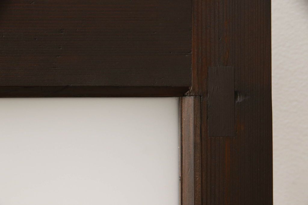 ガラス戸2枚をリペア&カスタム!高さと幅をリサイズし、引手の取り付け位置を調整。吊り戸仕様へ加工し、ガラスは新しくすりガラスに交換。色味は当店商品を参考に着色。(引き戸、建具)