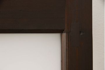 ガラス戸2枚をリペア&カスタム!高さと幅をリサイズし、引手の取り付け位置を調整。吊り戸仕様へ加工し、ガラスは新しくすりガラスに交換。色味は当店商品を参考に着色。(引き戸、建具)