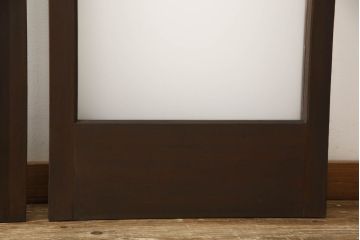 ガラス戸2枚をリペア&カスタム!高さと幅をリサイズし、引手の取り付け位置を調整。吊り戸仕様へ加工し、ガラスは新しくすりガラスに交換。色味は当店商品を参考に着色。(引き戸、建具)